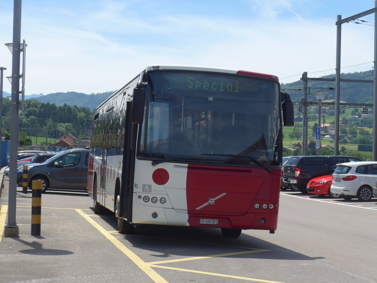 (206'799) - TPF Fribourg - Nr. 91/FR 300'281 - Volvo am 24. Juni 2019 beim Bahnhof Pal�zieux