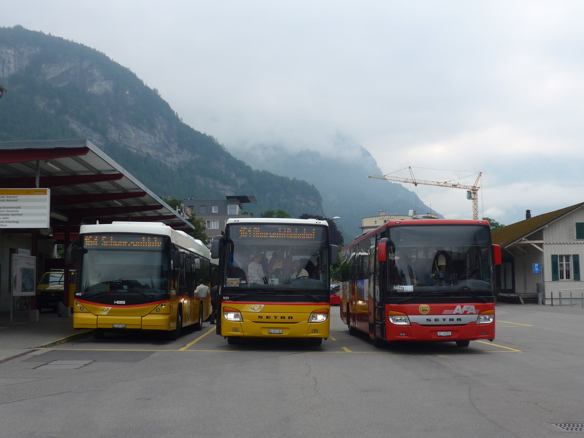 (207'649) - PostAuto Bern - BE 401'568 - Scania/Hess (ex AVG Meiringen Nr. 68; ex AVG Meiringen Nr. 59; ex Steiner, Messen) + PostAuto Bern - BE 653'387 - Setra + AFA Adelboden - Nr. 24/BE 26'701 - Setra (Einsatz PostAuto f�r Engstlenalp-Bus) am 9. Juli 2019 in Meiringen, Postautostation