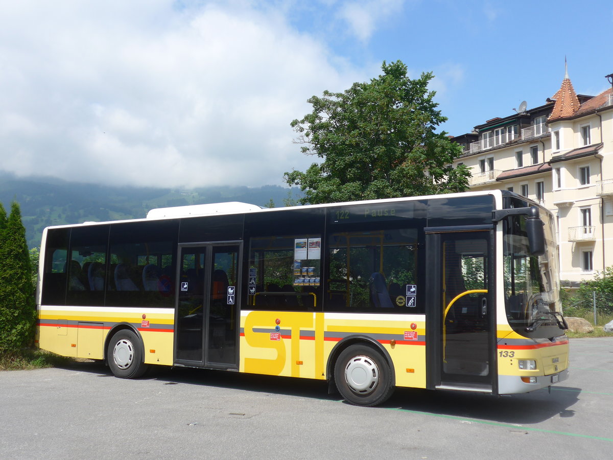 (207'687) - STI Thun - Nr. 133/BE 801'133 - MAN/G�ppel am 9. Juli 2019 beim Bahnhof Grindelwald (Einsatz AVG G.)