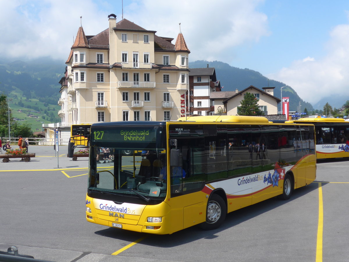 (207'695) - AVG Grindelwald - Nr. 18/BE 382'871 - MAN/G�ppel am 9. Juli 2019 beim Bahnhof Grindelwald