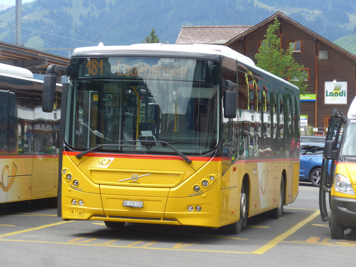 (208'548) - K�bli, Gstaad - BE 235'726 - Volvo am 5. August 2019 beim Bahnhof Gstaad