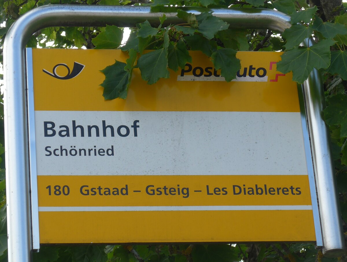 (208'553) - PostAuto-Haltestellenschild - Sch�nried, Bahnhof - am 5. August 2019