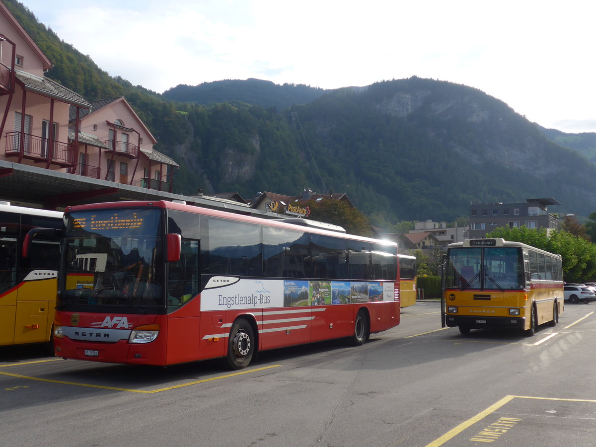 (209'739) - AFA Adelboden - Nr. 24/BE 26'701 - Setra (Einsatz PostAuto f�r Engstlenalp-Bus) + Kolb, Grasswil - Nr. 3/BE 93'915 - Saurer/R&J (ex Schmocker, Stechelberg Nr. 3; ex Schmocker, Stechelberg Nr. 1; ex Gertsch, Stechelberg Nr. 1) am 22. September 2019 in Meiringen, Postautostation