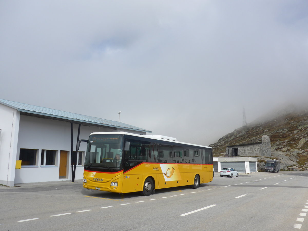 (209'836) - PostAuto Bern - BE 476'689 - Iveco am 28. September 2019 in Grimsel, Passh�he