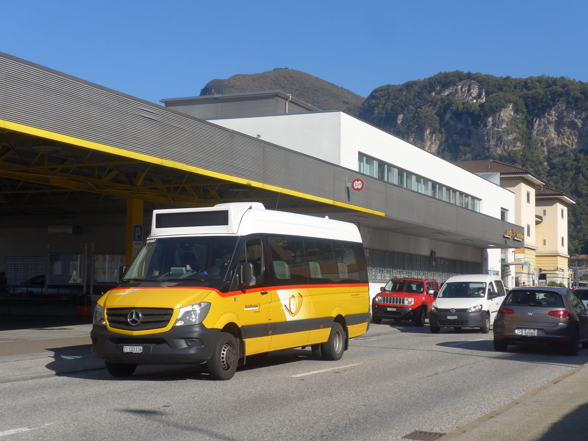 (210'538) - Autopostale, Mendrisio - TI 123'134 - Mercedes am 26. Oktober 2019 beim Bahnhof Mendrisio
