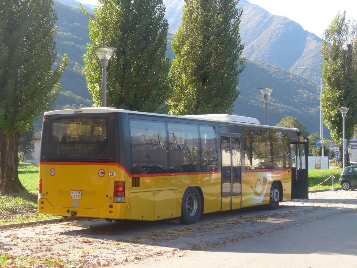 (210'598) - Via Lines, Lugano - TI 277'211 - Volvo (ex TI 149'072; ex Schmidt, Oberb�ren; ex Buner&Schmidt, Jonschwil) am 26. Oktober 2019 beim Bahnhof Cadenazzo