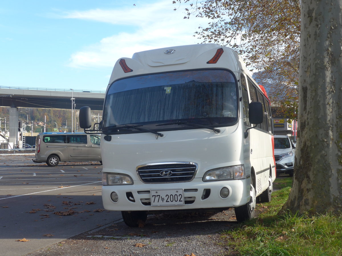 (210'986) - Aus S�dkorea: ??? - 77LT2002 - Hyundai am 11. November 2019 beim Bahnhof Interlaken Ost