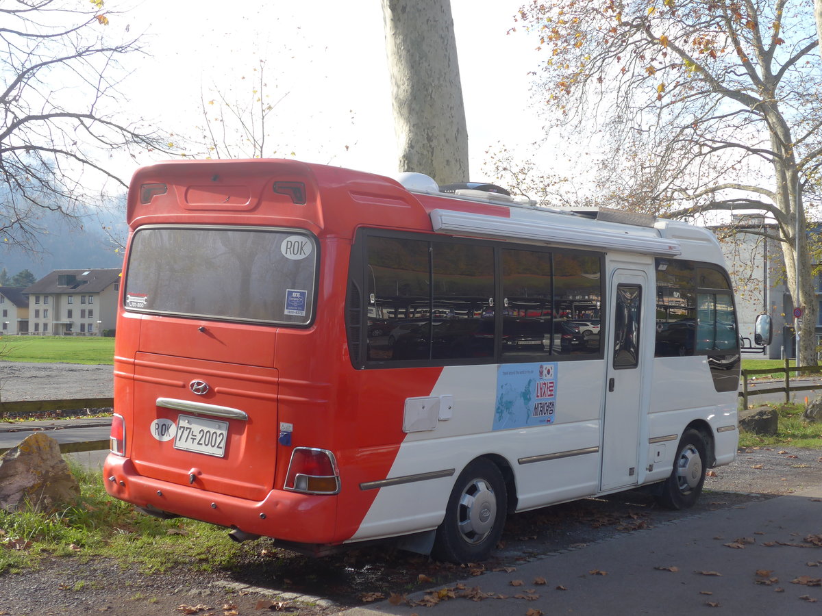 (210'987) - Aus S�dkorea: ??? - 77LT2002 - Hyundai am 11. November 2019 beim Bahnhof Interlaken Ost