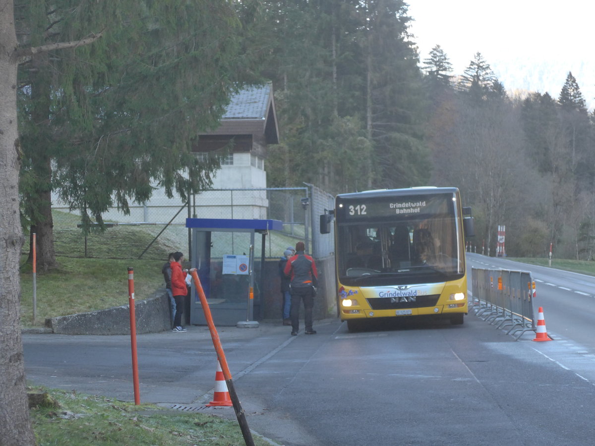 (211'003) - AVG Grindelwald - Nr. 15/BE 525'871 - MAN am 11. November 2019 in Zweil�tschinen, Abzweigung