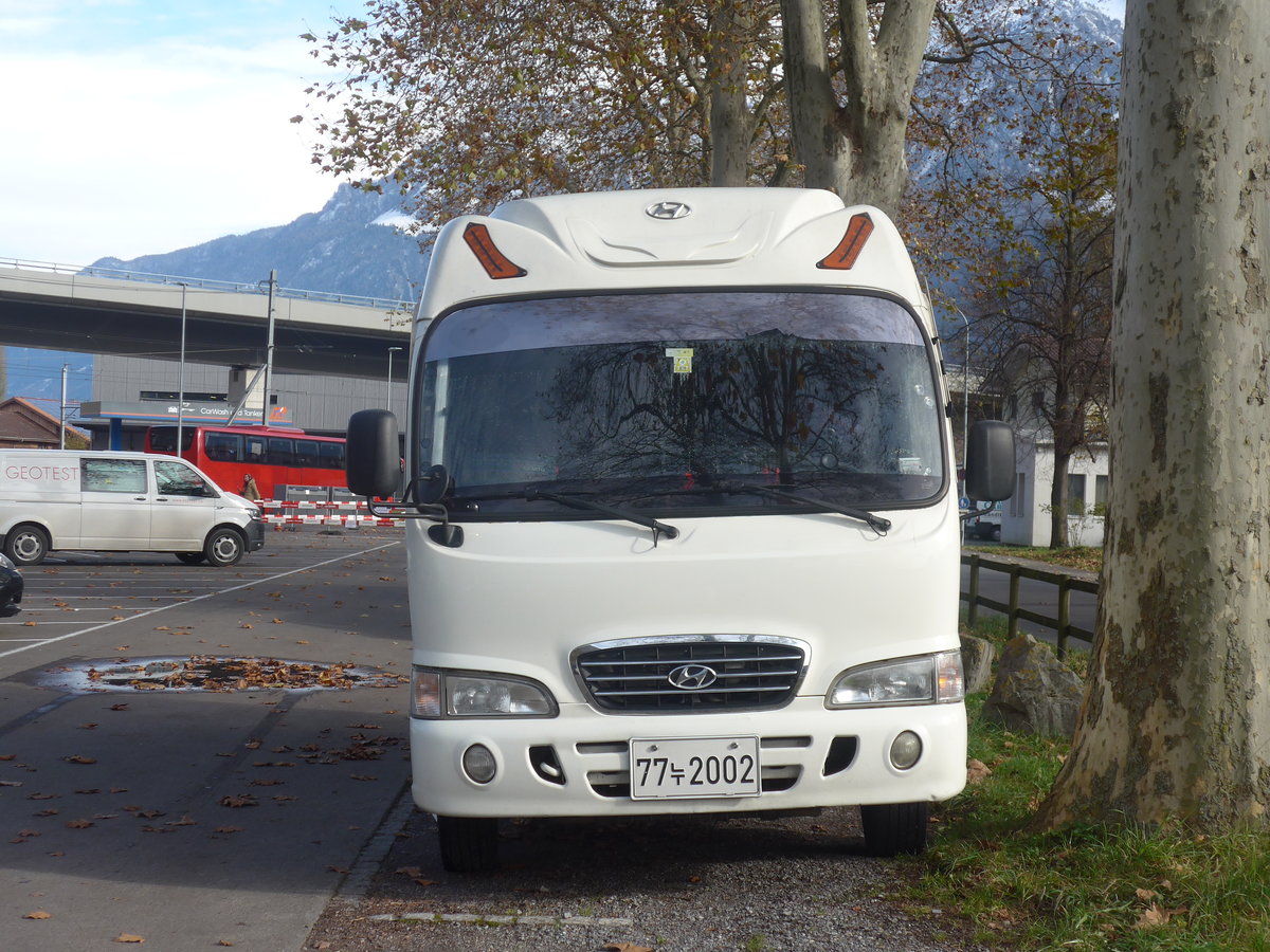 (211'025) - Aus S�dkorea: ??? - 77LT2002 - Hyundai am 11. November 2019 beim Bahnhof Interlaken Ost