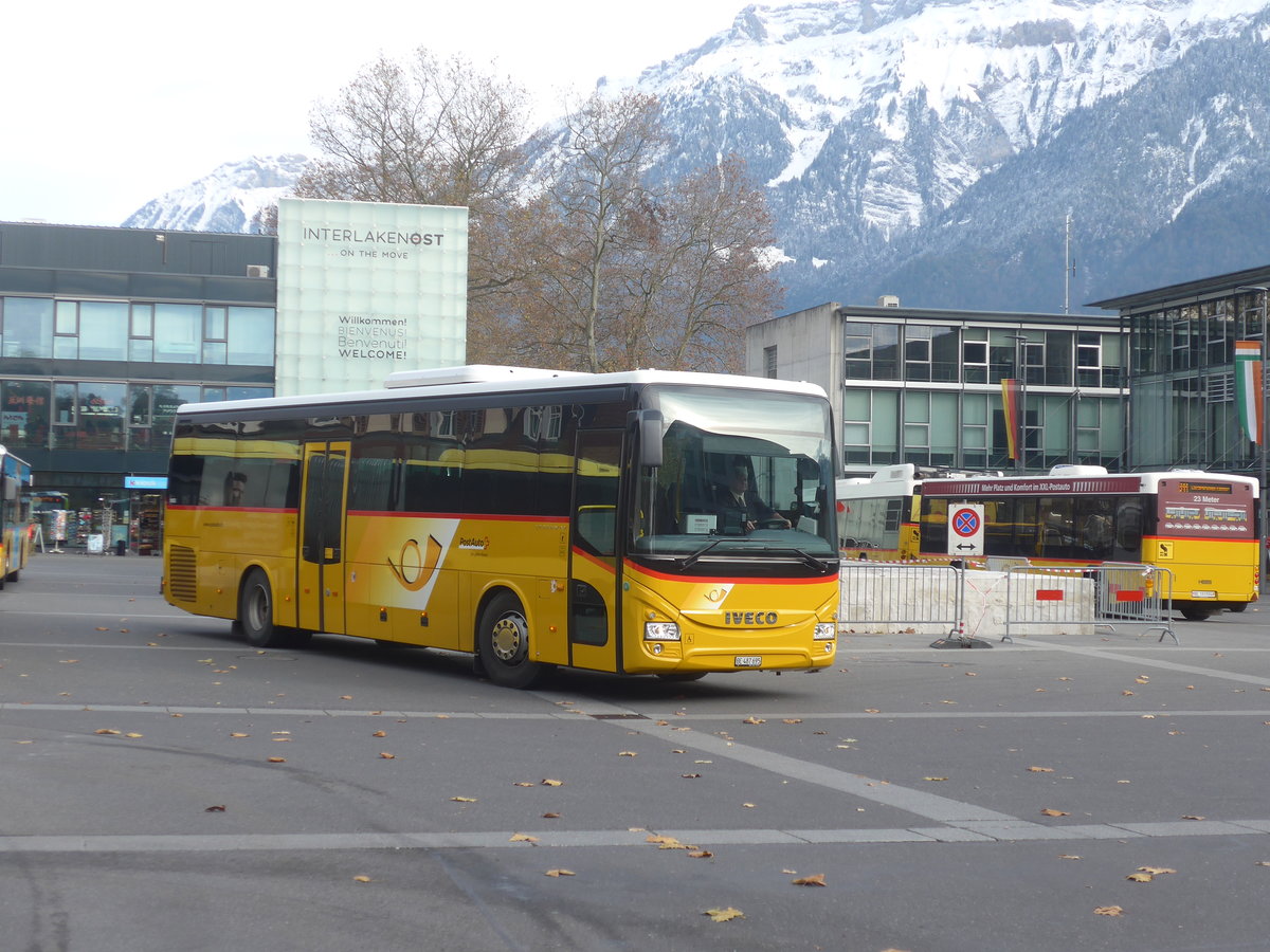 (211'036) - PostAuto Bern - BE 487'695 - Iveco am 11. November 2019 beim Bahnhof Interlaken Ost