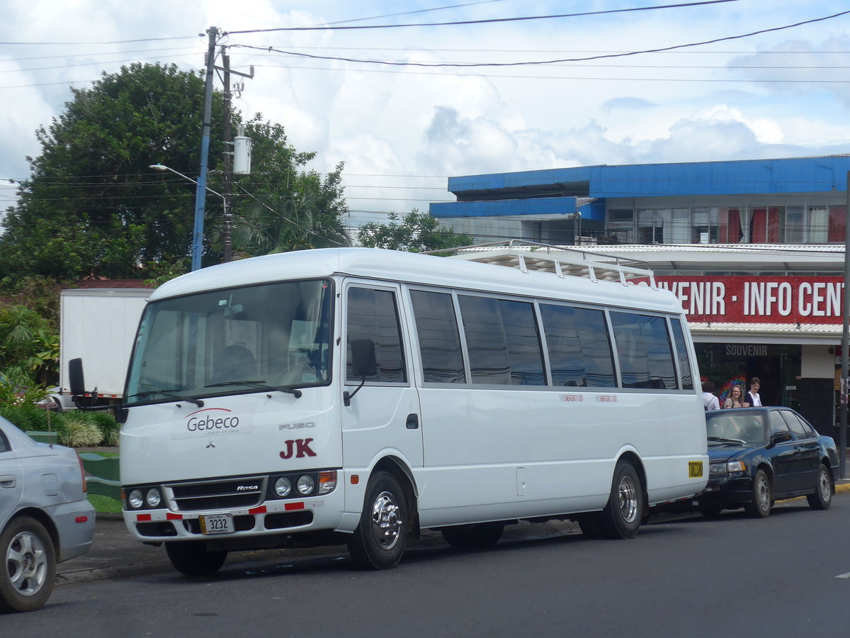 (211'254) - Transportes J.K., San Kos� - 3232 - Mitsubishi am 14. November 2019 in La Fortuna, Kirche
