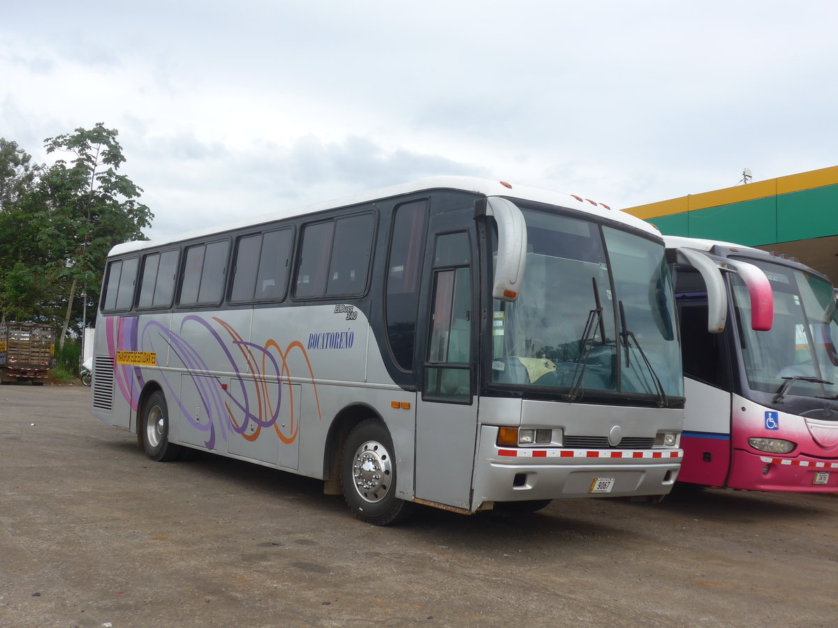 (212'404) - Bocatore�os, San Jos� - 9067 - Busscar am 25. November 2019 in Buenos Aires, Tankstelle