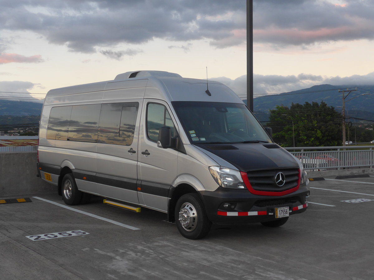 (212'514) - ??? - 17'556 - Mercedes am 26. November 2019 in San Jos�, Airport