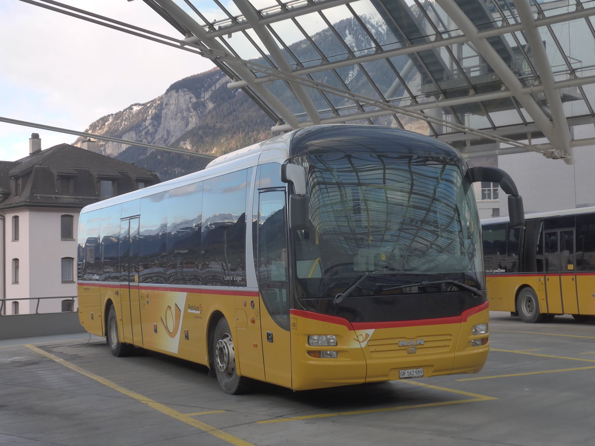 (212'554) - PostAuto Graub�nden - GR 162'989 - MAN am 7. Dezember 2019 in Chur, Postautostation