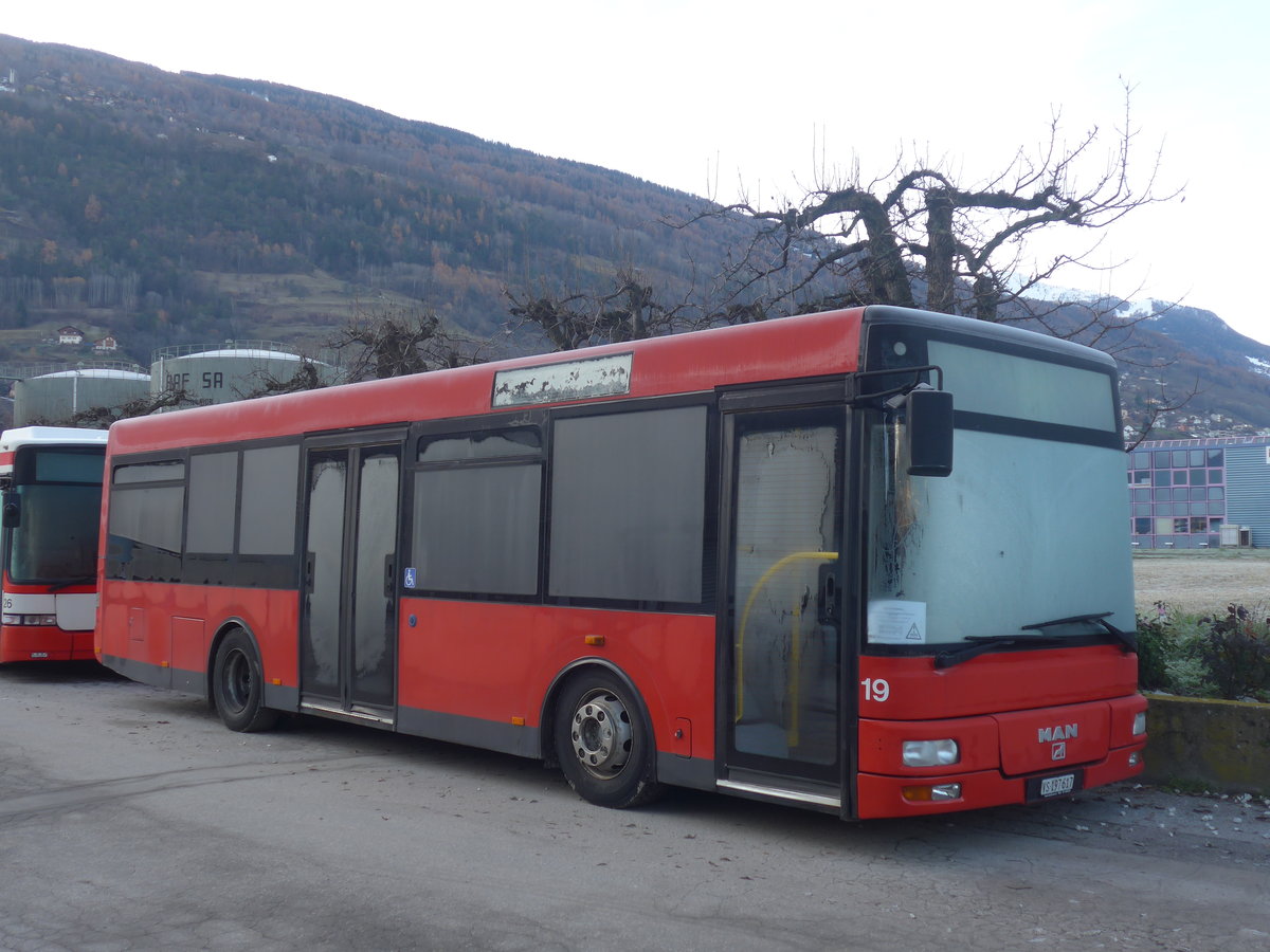 (212'708) - Lathion, Sion - Nr. 19/VS 197'617 - MAN/G�ppel (ex AFA Adelboden Nr. 55) am 8. Dezember 2019 in Sion, Garage