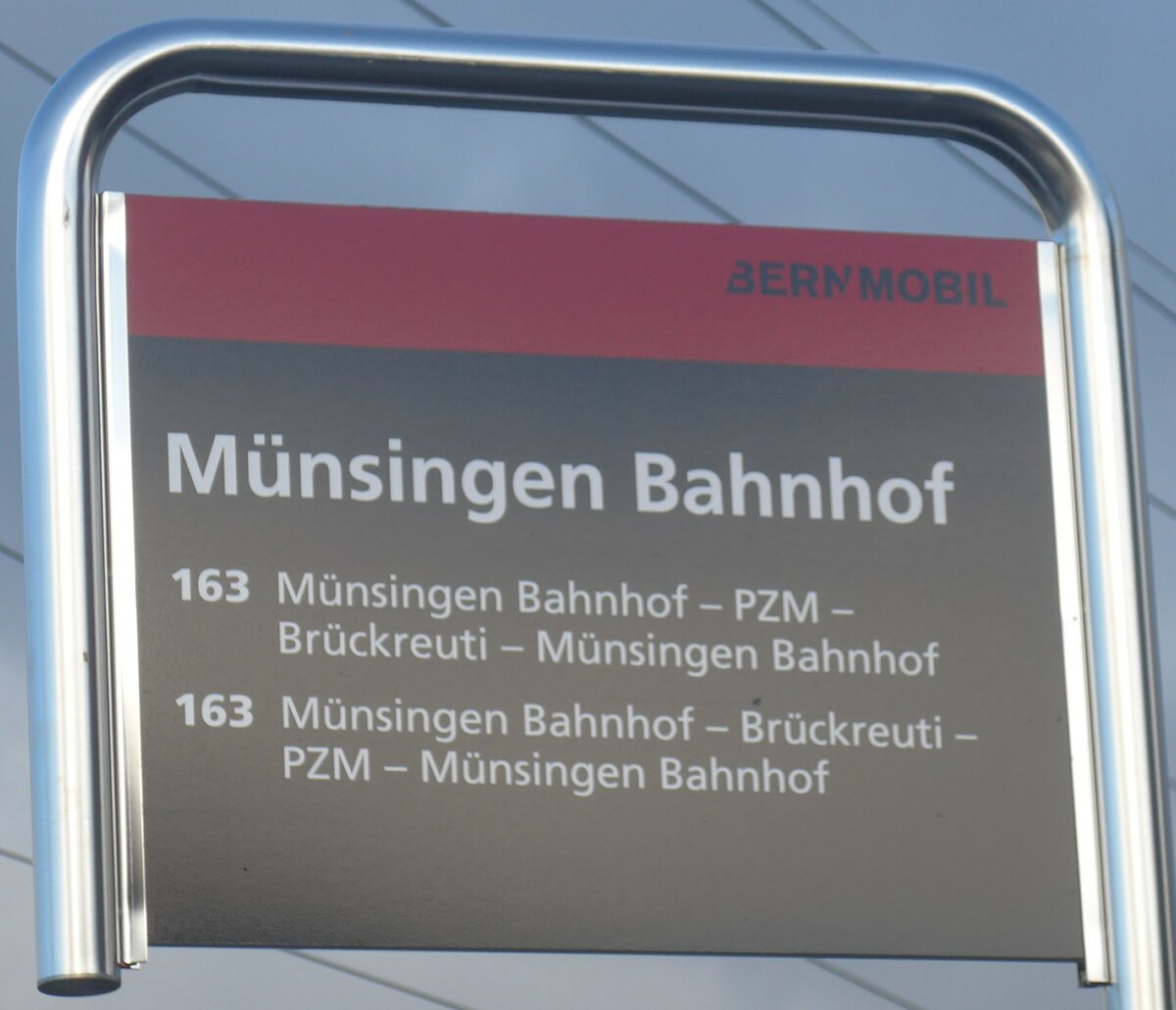 (212'890) - BERNMOBIL-Haltestellenschild - M�nsingen, Bahnhof - am 14. Dezember 2019