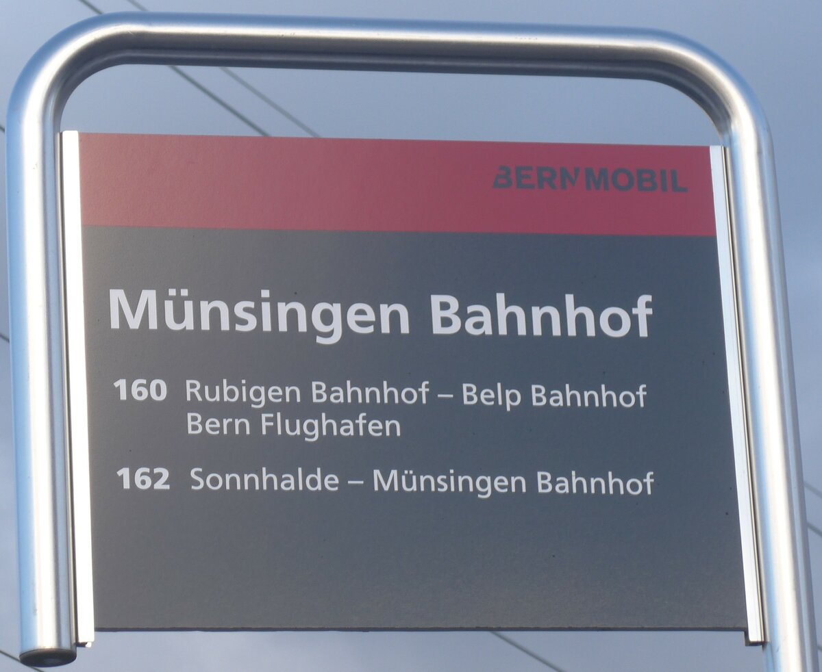 (212'891) - BERNMOBIL-Haltestellenschild - M�nsingen, Bahnhof - am 14. Dezember 2019