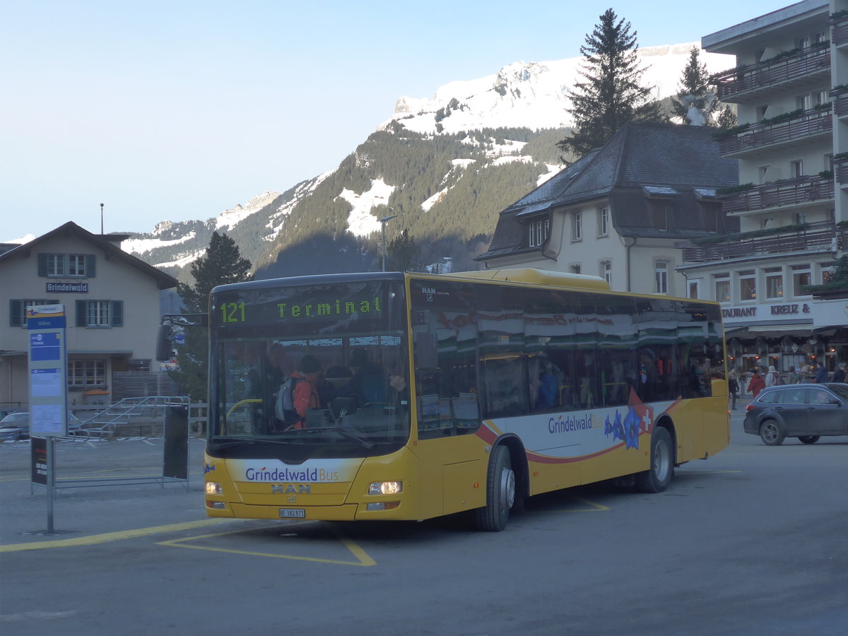 (213'156) - Grindelwaldbus, Grindelwald - Nr. 18/BE 382'871 - MAN/G�ppel am 26. Dezember 2019 beim Bahnhof Grindelwald