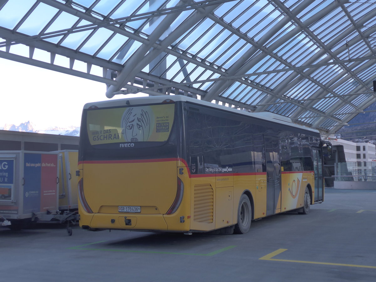 (213'218) - PostAuto Graub�nden - GR 170'436 - Iveco am 1. Januar 2020 in Chur, Postautostation