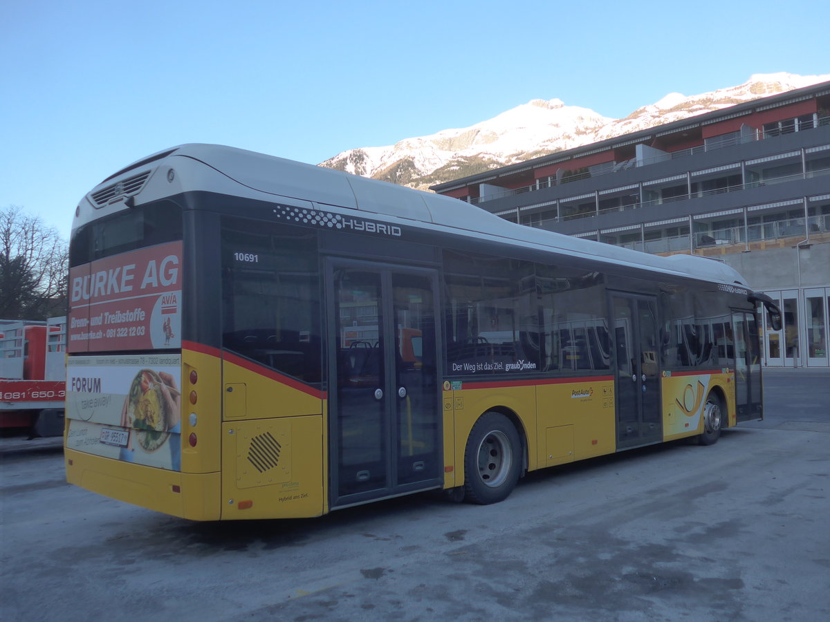 (213'226) - D�nser, Trimmis - GR 95'517 - Volvo am 1. Januar 2020 in Chur, Postgarage