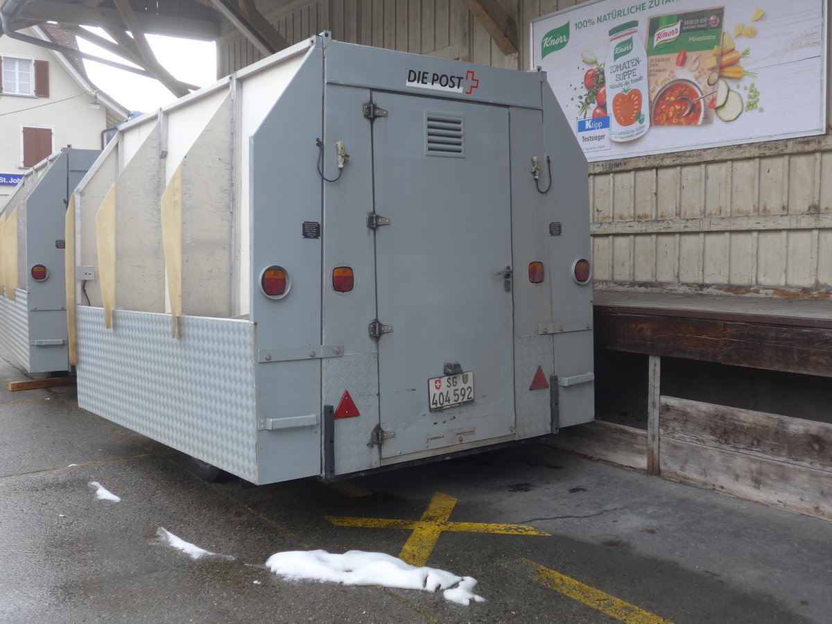 (214'036) - PostAuto Ostschweiz - Nr. 4/SG 404'592 - Sanwald Gep�ckanh�nger (ex P 31'134) am 1. Februar 2020 beim Bahnhof Nesslau-Neu St. Johann