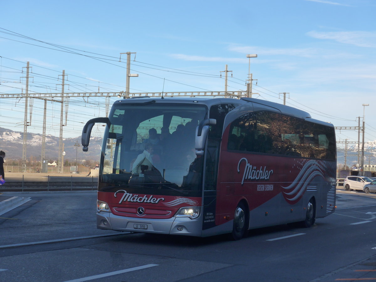 (214'212) - M�chler, Siebnen - SZ 5050 - Mercedes am 15. Februar 2020 beim Bahnhof Pf�ffikon