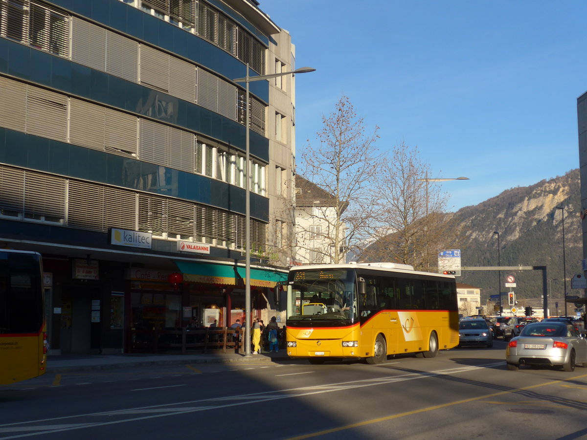 (214'824) - Ev�quoz, Erde - VS 57'490 - Irisbus am 22. Februar 2020 beim Bahnhof Sion