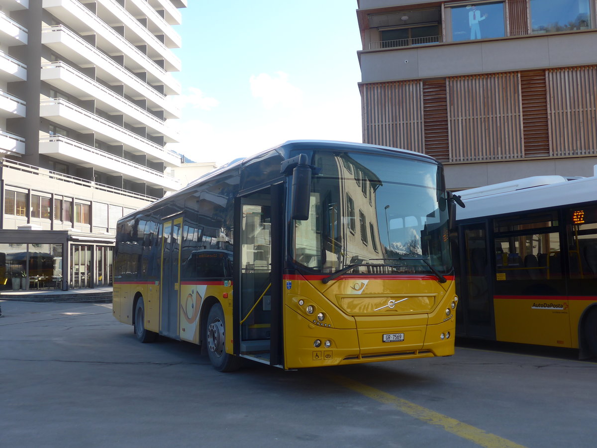 (215'015) - Buchli, Versam - GR 7569 - Volvo am 1. M�rz 2020 beim Bahnhof Ilanz