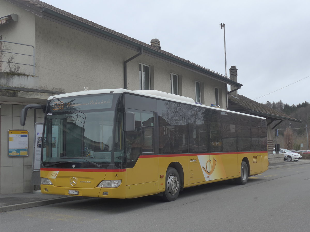 (215'045) - PostAuto Bern - Nr. 5/BE 316'773 - Mercedes (ex Klopfstein, Laupen Nr. 5) am 2. M�rz 2020 beim Bahnhof Laupen