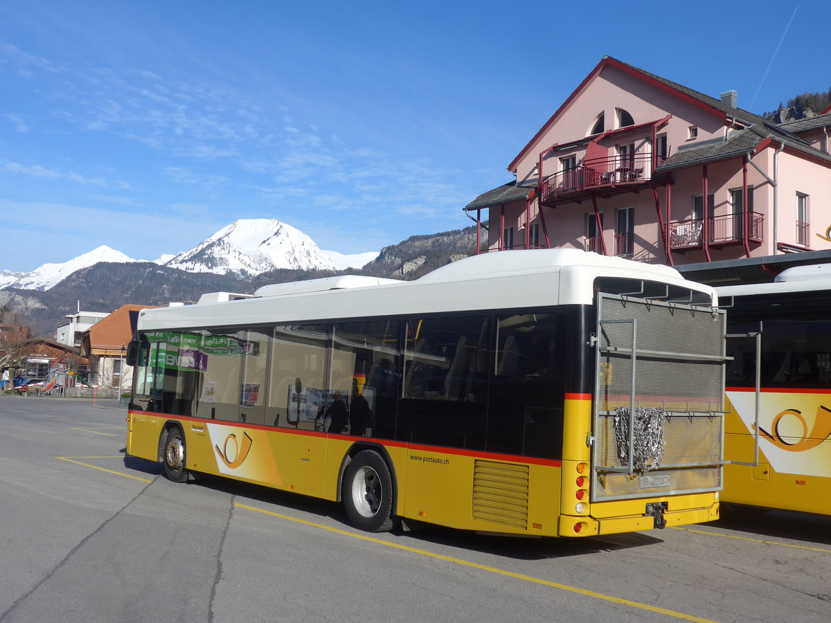 (215'062) - PostAuto Bern - BE 402'467 - Scania/Hess (ex AVG Meiringen Nr. 67; ex AVG Meiringen Nr. 76; ex Steiner, Messen) am 8. M�rz 2020 in Meiringen, Postautostation