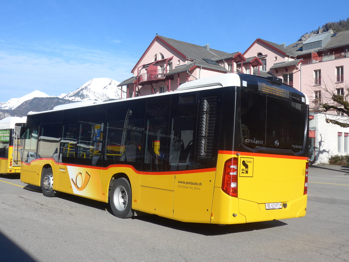 (215'068) - Fl�ck, Brienz - Nr. 21/BE 623'971 - Mercedes am 8. M�rz 2020 in Meiringen, Postautostation