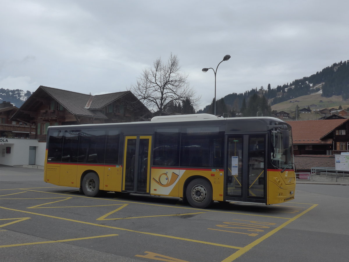 (215'126) - K�bli, Gstaad - BE 403'014 - Volvo am 14. M�rz 2020 beim Bahnhof Gstaad