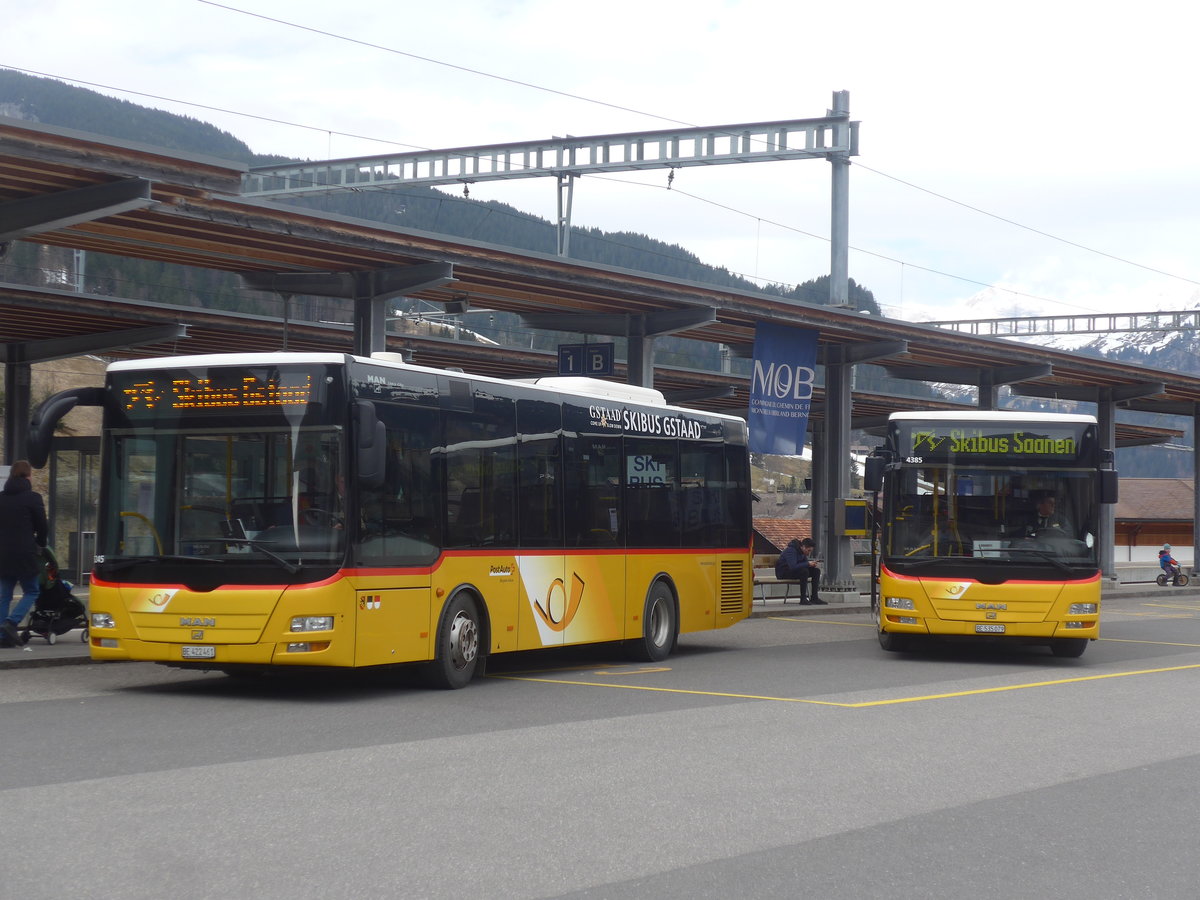 (215'134) - PostAuto Bern - BE 422'461 - MAN/G�ppel (ex AVG Meiringen Nr. 61) + BE 535'079 - MAN/G�ppel (ex Nr. 217; ex RBS Worblaufen Nr. 217) am 14. M�rz 2020 beim Bahnhof Gstaad