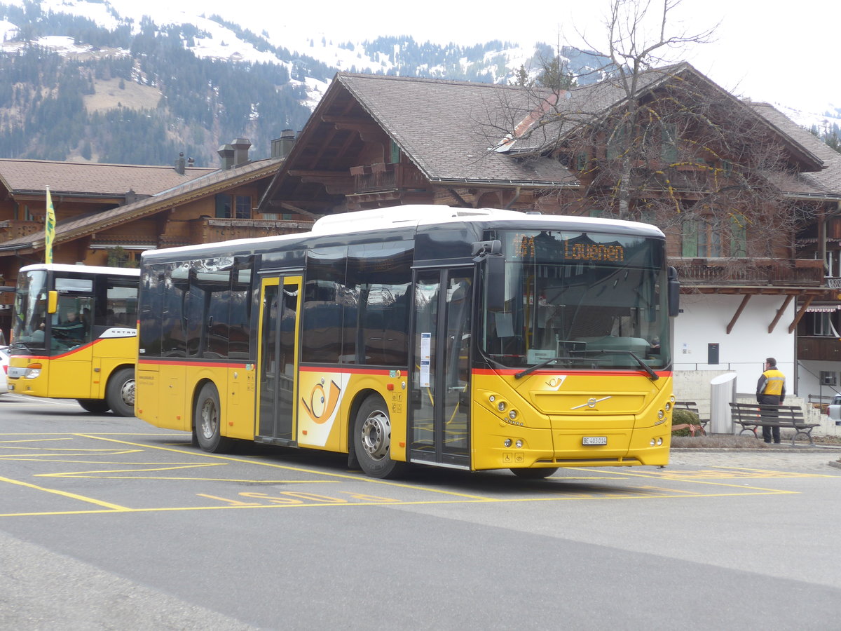 (215'136) - K�bli, Gstaad - BE 403'014 - Volvo am 14. M�rz 2020 beim Bahnhof Gstaad