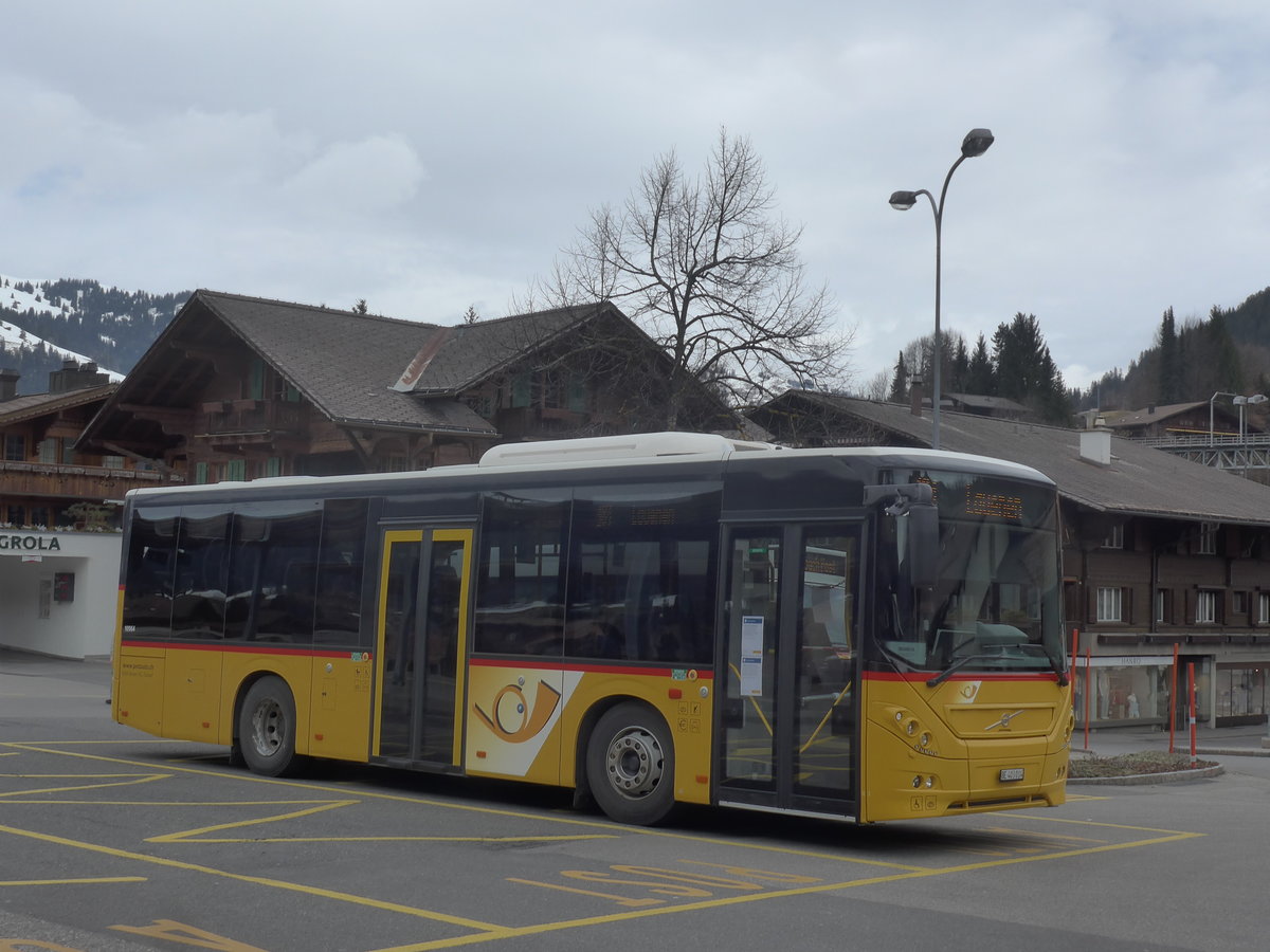 (215'145) - K�bli, Gstaad - BE 403'014 - Volvo am 14. M�rz 2020 beim Bahnhof Gstaad