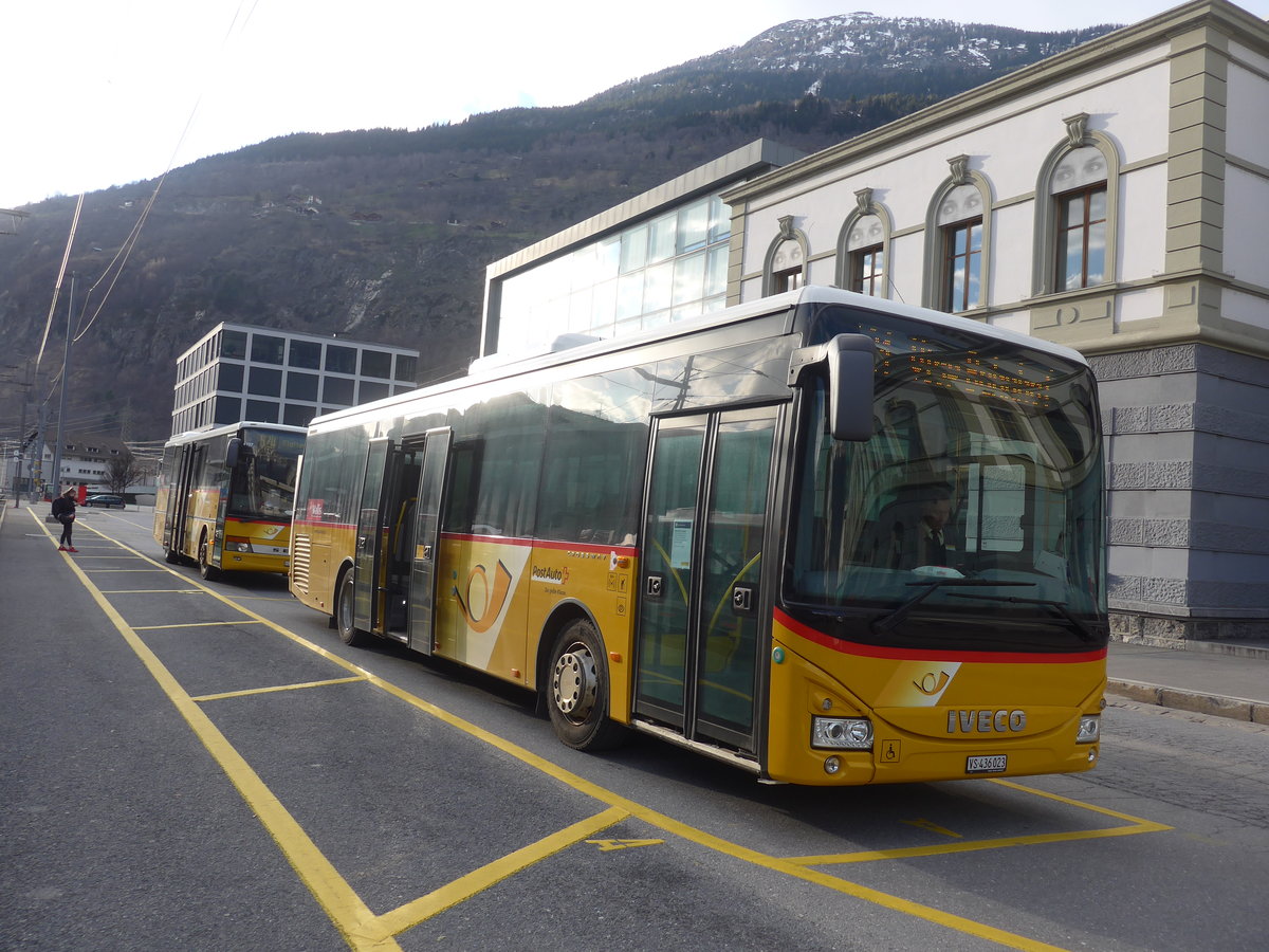 (215'182) - PostAuto Wallis - VS 436'023 - Iveco am 14. M�rz 2020 beim Bahnhof Brig