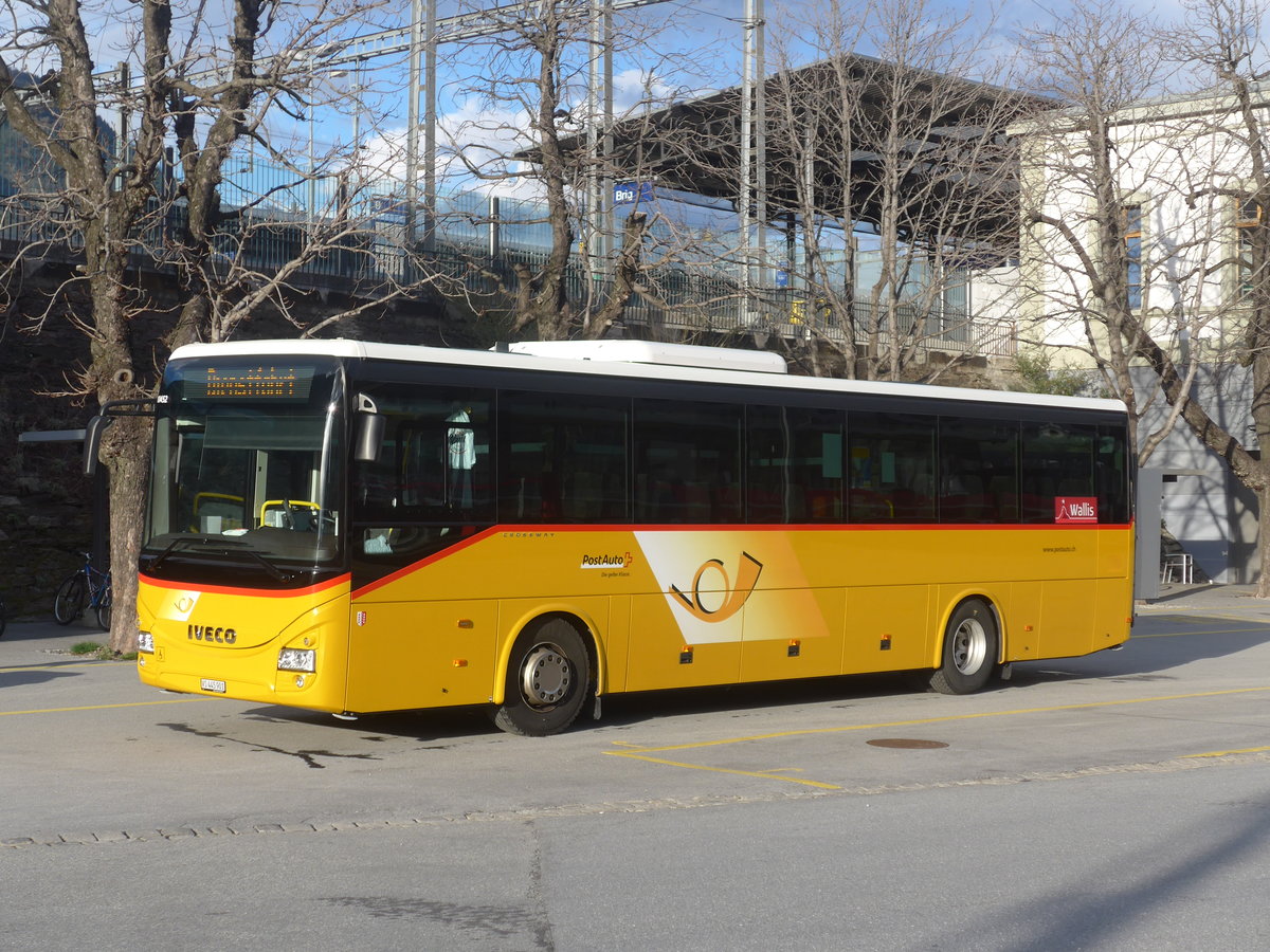 (215'184) - PostAuto Wallis - VS 445'901 - Iveco am 14. M�rz 2020 beim Bahnhof Brig