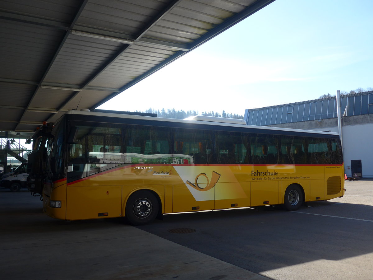 (215'195) - PostAuto Z�rich - ZH 250'453 - Irisbus am 15. M�rz 2020 in Hendschiken, Iveco