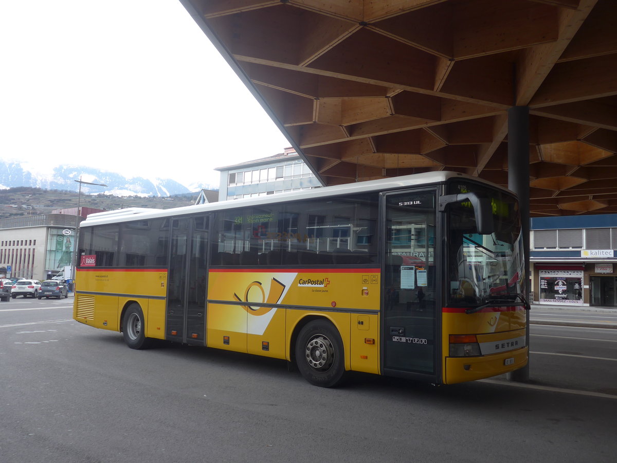 (215'322) - Ev�quoz, Erde - VS 1011 - Setra am 20. M�rz 2020 beim Bahnhof Sion