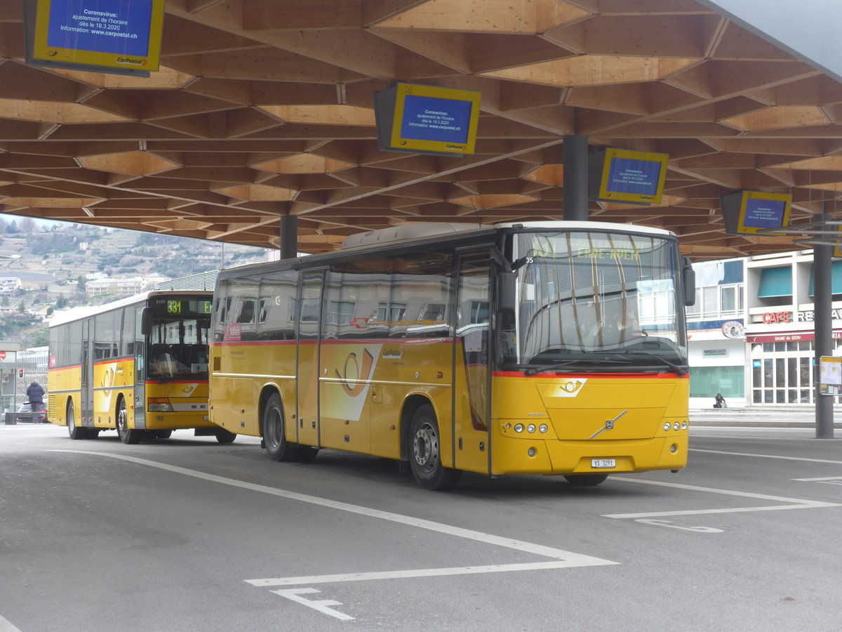 (215'330) - Ev�quoz, Erde - VS 3291 - Volvo am 20. M�rz 2020 beim Bahnhof Sion