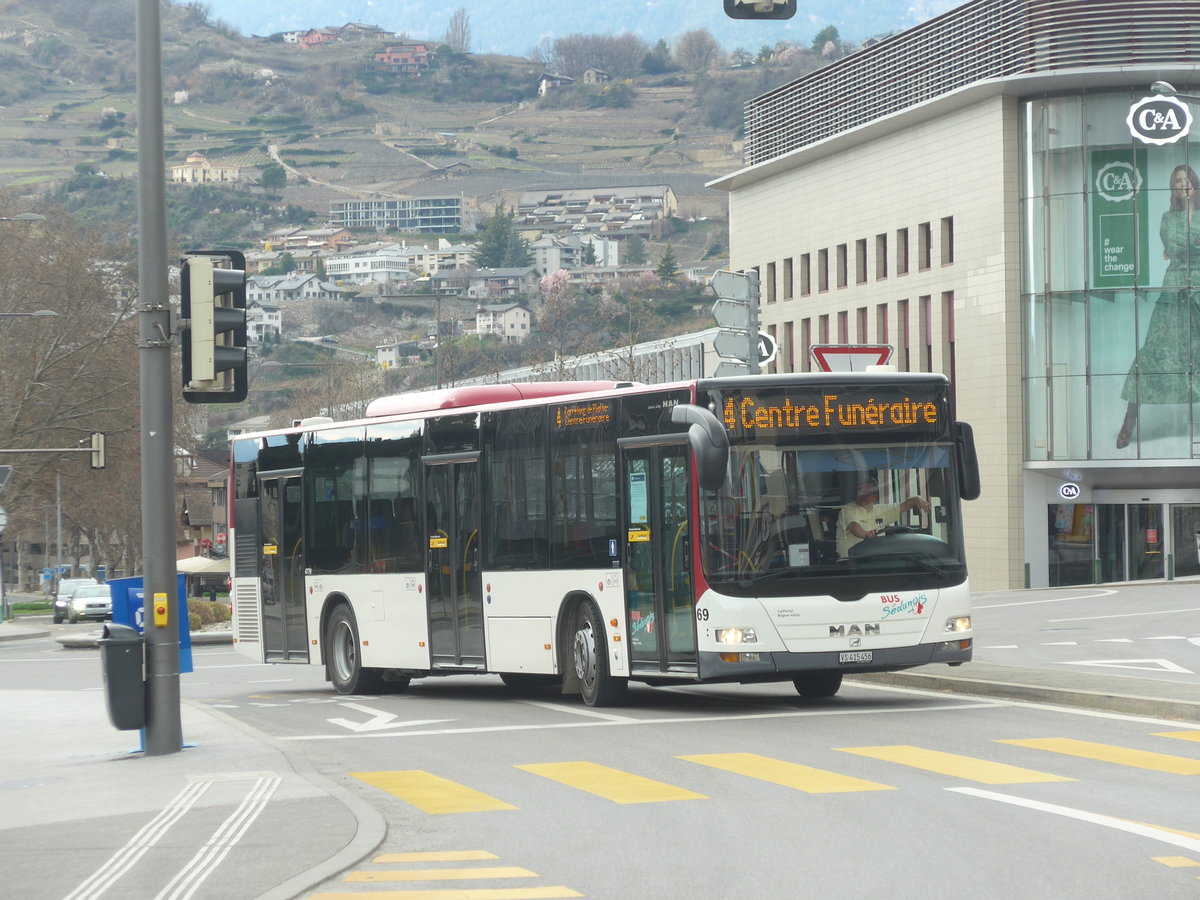 (215'331) - PostAuto Wallis - Nr. 69/VS 415'456 - MAN (ex Lathion, Sion Nr. 69) am 20. M�rz 2020 beim Bahnhof Sion