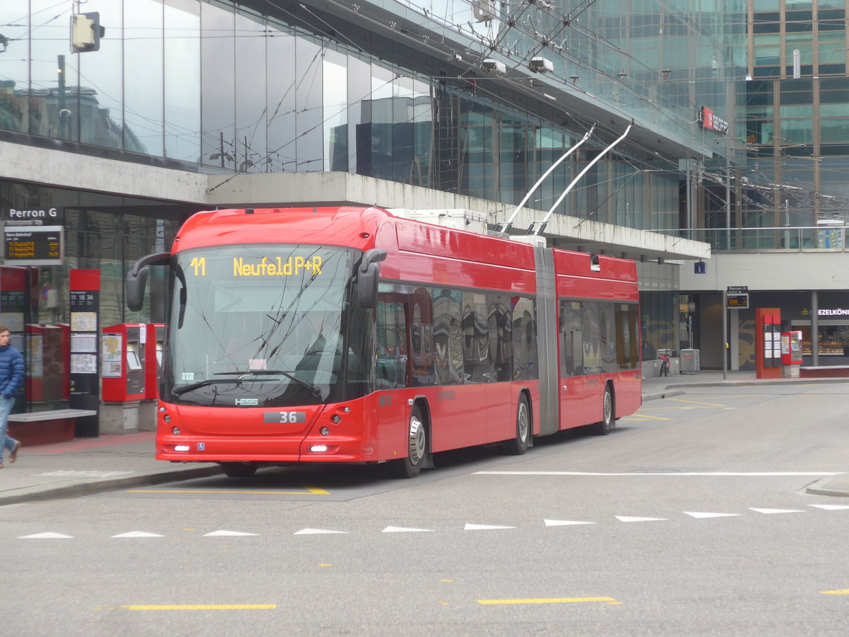 (215'457) - Bernmobil, Bern - Nr. 36 - Hess/Hess Gelenktrolleybus am 22. M�rz 2020 beim Bahnhof Bern