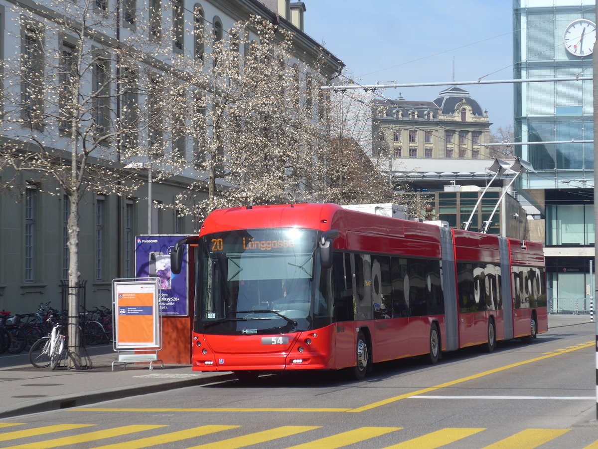 (215'614) - Bernmobil, Bern - Nr. 54 - Hess/Hess Doppelgelenktrolleybus am 27. M�rz 2020 beim Bahnhof Bern