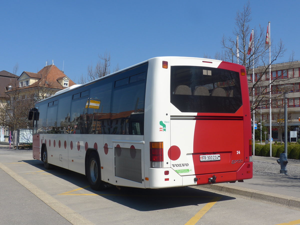 (216'012) - TPF Fribourg - Nr. 14/FR 300'214 - Volvo am 11. April 2020 beim Bahnhof D�dingen