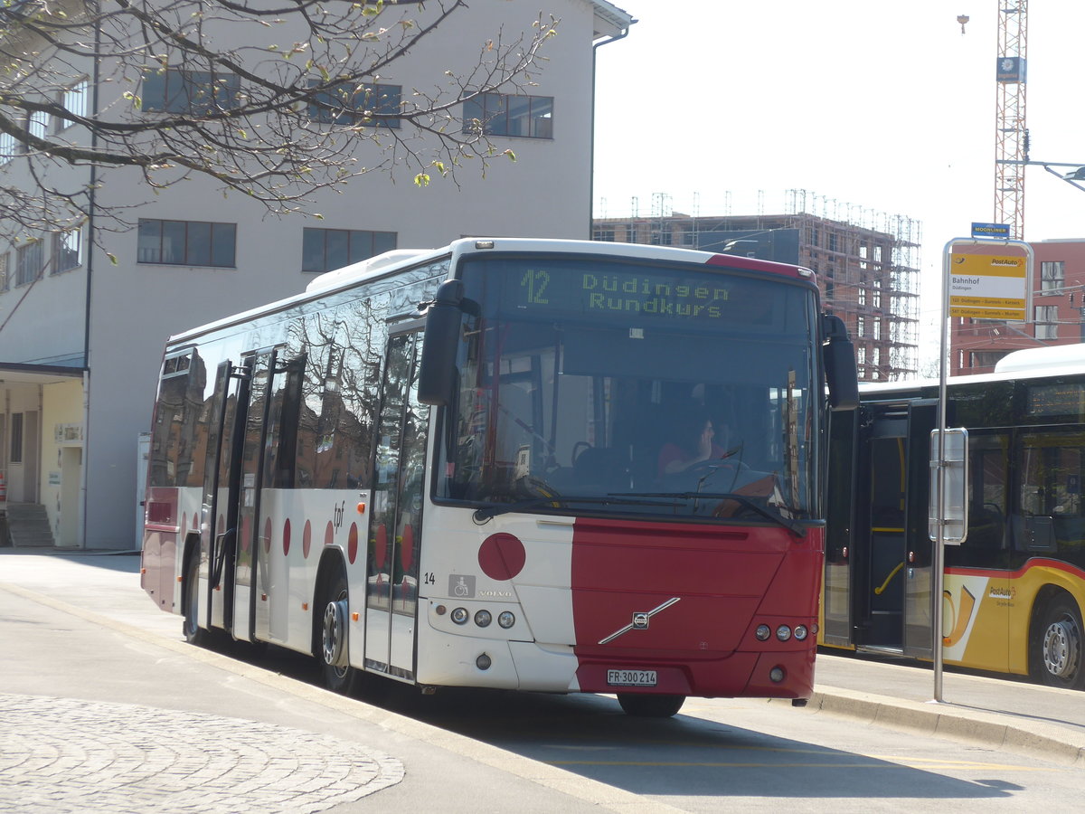 (216'013) - TPF Fribourg - Nr. 14/FR 300'214 - Volvo am 11. April 2020 beim Bahnhof D�dingen