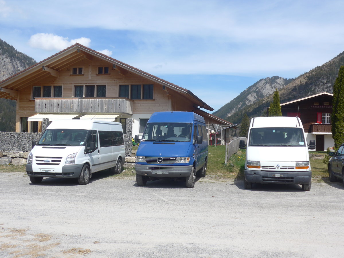 (216'173) - Spring, Schwenden - Renault + Mercedes + Ford am 17. April 2020 in Grimmialp, Parkplatz