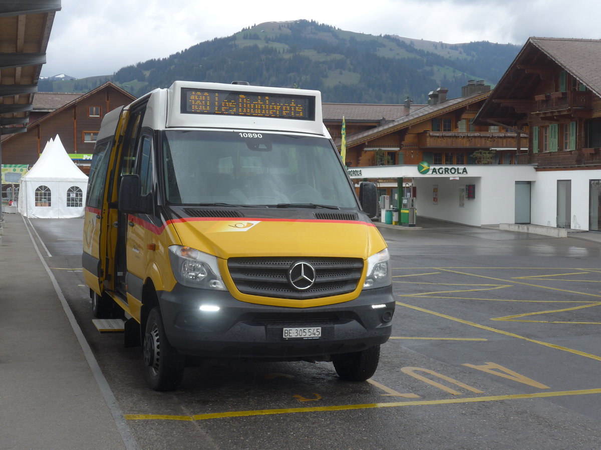(216'505) - K�bli, Gstaad - BE 305'545 - Mercedes am 26. April 2020 beim Bahnhof Gstaad