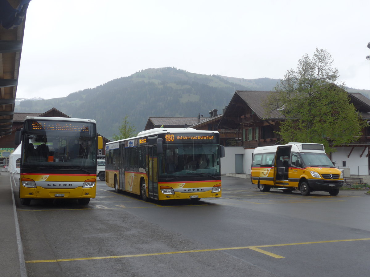 (216'513) - K�bli, Gstaad - Nr. 3/BE 330'862 - Setra + BE 104'023 - Setra (ex Nr. 1)  + PostAuto Wallis - VS 243'885 - Mercedes am 26. April 2020 beim Bahnhof Gstaad
