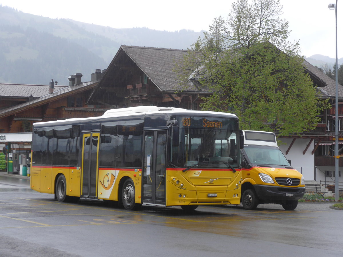 (216'519) - K�bli, Gstaad - BE 403'014 - Volvo am 26. April 2020 beim Bahnhof Gstaad